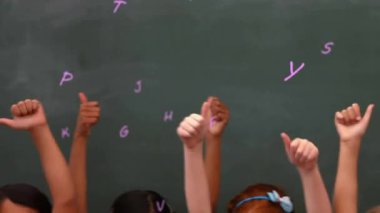 Çeşitli okul çocuklarının el okulunu büyütmesi üzerine yapılan mektupların animasyonu. Okul, eğitim ve öğrenim konsepti dijital olarak oluşturulmuş video.