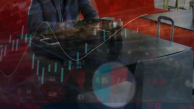 Havaalanında tablet kullanan Kafkasyalı kıdemli işadamının veri işleme animasyonu. Veri, ağ, iş dünyası, seyahat, dijital arayüz ve küresel iletişim, dijital olarak oluşturulmuş video.