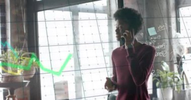 Afro-Amerikan iş adamının ofisinde veri işleme animasyonu. Küresel finans, iş, bağlantılar, hesaplama ve veri işleme kavramı dijital olarak oluşturulmuş video.