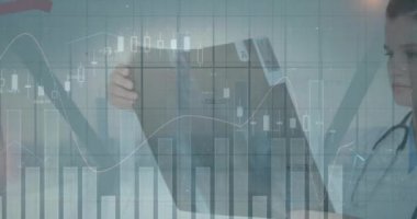 Beyaz kadın doktor üzerinden finansal veri işleme animasyonu. Küresel tıp, işletme, bağlantılar, hesaplama ve veri işleme kavramı dijital olarak oluşturulmuş video.
