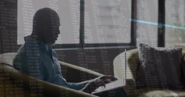 Afrika kökenli Amerikalı iş adamının finansal veri işleme çalışmalarının animasyonu. Küresel finans, iş, bağlantılar, hesaplama ve veri işleme kavramı dijital olarak oluşturulmuş video.