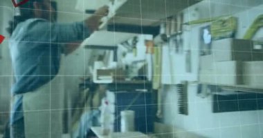 Kafkas erkek marangozun atölyedeki kırmızı grafik işlemlerinin animasyonu. Bağlantı, ağ, veri, küçük işletme, zanaat ve marangozluk, dijital olarak oluşturulmuş video.