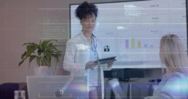 Ofisteki çift ırklı kadın doktor üzerinde veri işleme animasyonu. Küresel finans, iş, bağlantılar, hesaplama ve veri işleme kavramı dijital olarak oluşturulmuş video.