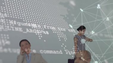 Çeşitli iş adamları üzerindeki simgelerle bağlantı ağının animasyonu. Küresel finans, iş, bağlantılar, hesaplama ve veri işleme kavramı dijital olarak oluşturulmuş video.