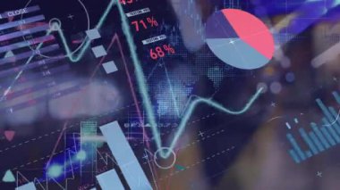 Geceleyin Bokeh City caddesindeki grafik ve çizelgelerde veri işleme animasyonu. Ağ, veri, iş, finans, dijital arayüz ve iletişim, dijital olarak oluşturulmuş video.