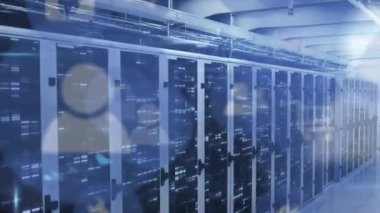 Bilgisayar sunucuları üzerinden simgeler ve veri işleme ağlarının animasyonu. Dijital olarak oluşturulmuş küresel çevrimiçi güvenlik, bağlantılar, hesaplama ve veri işleme kavramı.
