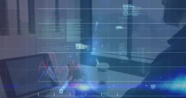 Kafkasyalı iş adamının dizüstü bilgisayarla finansal veri işleme animasyonu. Küresel iş, finans, iletişim, bilgisayar ve dijital arayüz kavramı dijital olarak oluşturuldu.