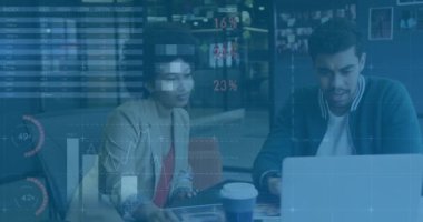 Ofisteki çeşitli iş adamları üzerinde finansal veri işleme animasyonu. Küresel finans, iş, bağlantılar, hesaplama ve veri işleme kavramı dijital olarak oluşturulmuş video.