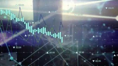 Şehir manzarası üzerinde veri işleme animasyonu. Küresel iş, bağlantılar, bulut hesaplama ve veri işleme kavramı dijital olarak oluşturulmuş video.