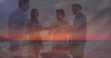 Gün batımında bira ve plaj içen Kafkas dostları üzerine Amerikan bayrağı animasyonu. Amerikan, yaz, arkadaşlık, özgürlük, tatiller, seyahat ve vatanseverlik, dijital olarak üretilen video.