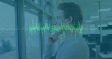 Kafkas işadamının ofisindeki finansal veri işleme animasyonu. Küresel finans, iş, bağlantılar, hesaplama ve veri işleme kavramı dijital olarak oluşturulmuş video.