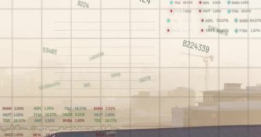 Şehir manzarası üzerinde finansal veri işleme animasyonu. Küresel finans, iş, bağlantılar, hesaplama ve veri işleme kavramı dijital olarak oluşturulmuş video.