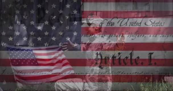 美国国旗和宪法的动画胜过士兵父亲问候女儿 庆祝活动 权利和爱国主义 数码视频 — 图库视频影像