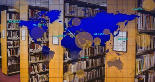 Анимация Точек Обработки Данных Картой Мира Над Книгами Полках Библиотеке — стоковое видео
