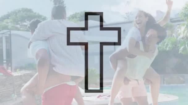 黒い輪郭の十字架のアニメーションは 幸せな多様な友人が太陽の下でピギーバックする横断します キリスト教 楽しみ 自由な時間とライフスタイル デジタル生成されたビデオ — ストック動画