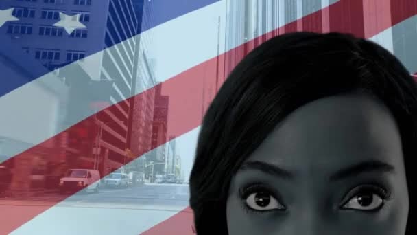 Animatie Van Afro Amerikaanse Vrouw Boven Stadsgezicht Vlag Van Patriottisme — Stockvideo