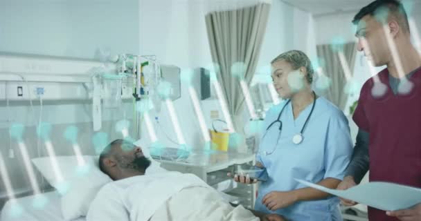 病院の多様な医師や患者に対するDnaストランドのアニメーション グローバル医療 ヘルスケア コネクション コンピューティング データ処理のコンセプトをデジタル生成したビデオ — ストック動画