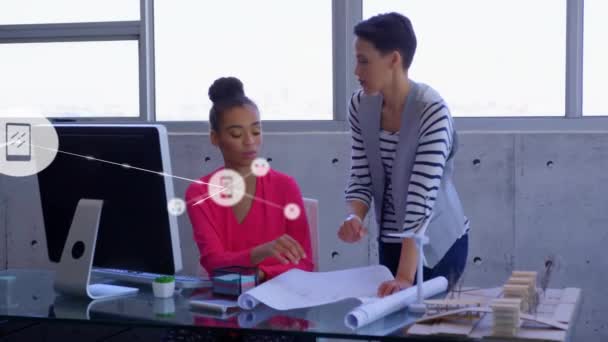 Animacja Sieci Kontaktów Ikonami Nad Różnymi Kobietami Biznesu Dyskutującymi Pracy — Wideo stockowe