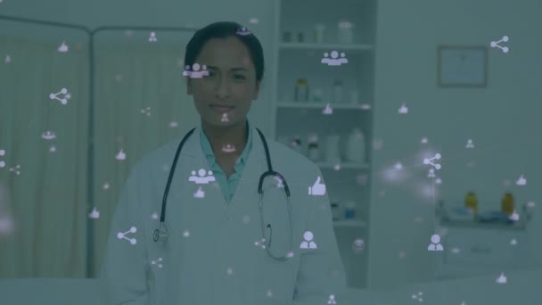 Animación Personas Iconos Redes Sobre Sonriente Médico Biracial Mujer Servicios — Vídeo de stock