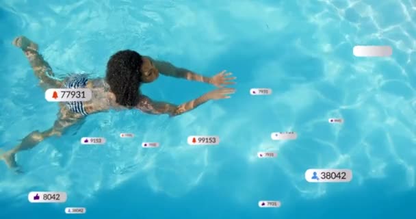 Анімація Повідомлень Соціальних Мереж Про Жінку Яка Плаває Сонячному Басейні — стокове відео