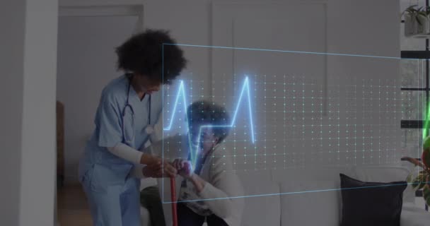 Animação Monitor Frequência Cardíaca Sobre Diversas Mulheres Trabalhadoras Saúde Ajudando — Vídeo de Stock