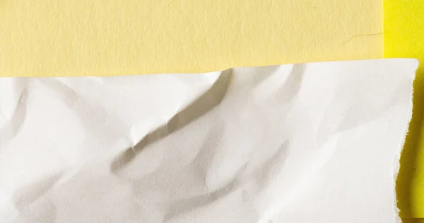 Ein Zerknülltes Weißes Papier Vor Gelbem Hintergrund Der Kontrast Betont — Stockfoto