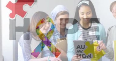 Düşen yapboz parçalarının animasyonu, umut ve otizm farkındalık ayı, tablet kullanan çeşitli çocuklar. Dijital bileşim, çoklu pozlama, engellilik, birliktelik, sembol ve teknoloji konsepti.