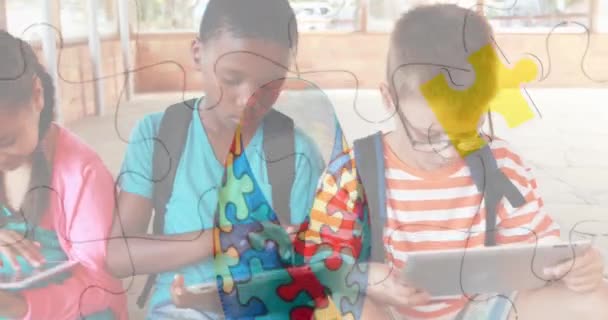 Animace Kousků Skládačky Stuhy Různých Školáků Autismus Povědomí Měsíc Dětství — Stock video