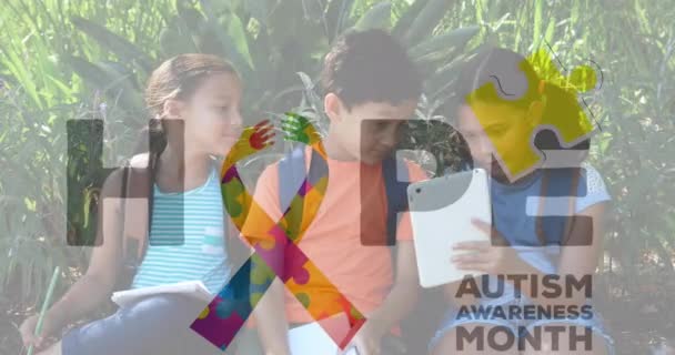 自閉症意識月のテキストとパズルピースリボンと子供のアニメーション 自閉症意識月 幼少期 学習困難意識コンセプトデジタル生成ビデオ — ストック動画