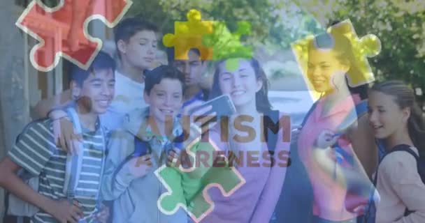 Animacja Świadomości Autyzmu Miesiąc Tekst Puzzle Kawałki Szczęśliwy Różnorodnych Przyjaciół — Wideo stockowe