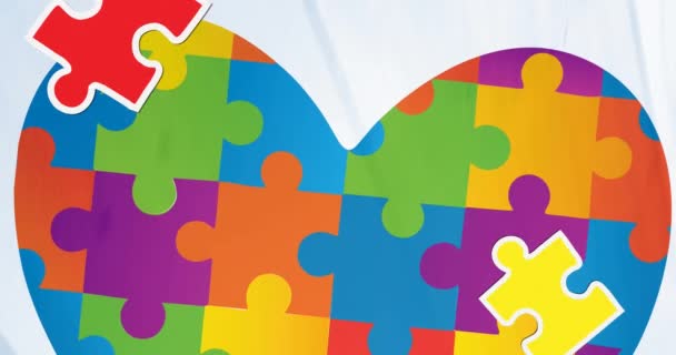 Animace Vícebarevných Dílků Puzzle Srdce Nad Bílým Pozadím Autismus Povědomí — Stock video