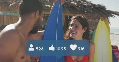 İnsanların resmi, baş parmaklar ve plajda sörf tahtası olan arkadaşlarının üzerinde rakamlar olan kalp simgeleri. dijital arayüz, sosyal medya ve küresel teknoloji konsepti dijital olarak oluşturulmuş görüntü.