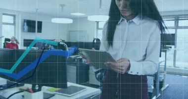 Ofiste birlikte çalışan çeşitli meslektaşlarla istatistikleri gösteren dijital arayüz görüntüsü. Dijital arayüz ve küresel iş, dijital olarak oluşturulmuş görüntü