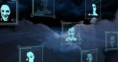 Çeşitli insanlarla veri işleme görüntüsü gökyüzü üzerinde bulutlarla portreler çiziyor. Küresel iş, bilgisayar ve dijital arayüz kavramı dijital olarak oluşturulmuş görüntü.