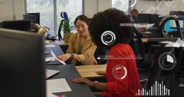 Ofisteki çeşitli iş adamlarıyla ilgili finansal veri işleme resmi. Küresel ağlar, işletmeler, finansmanlar, hesaplama ve veri işleme kavramı dijital olarak oluşturuldu.