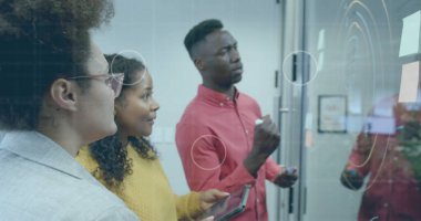 Ofisteki çeşitli iş adamları üzerinde ikonlar ve veri işleme görüntüsü. Küresel finans, iş, bağlantılar, hesaplama ve veri işleme kavramı dijital olarak oluşturuldu.