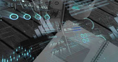 Amerikan dolarları ve not defterinin üzerindeki finansal veri işleme resmi. Küresel iş, finans, hesaplama ve veri işleme kavramı dijital olarak oluşturulmuş görüntü.