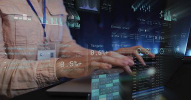 Ofisteki bilgisayarı kullanarak beyaz iş adamının veri işleme görüntüsü. Küresel ağlar, işletmeler, finansmanlar, hesaplama ve veri işleme kavramı dijital olarak oluşturuldu.