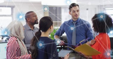 Ofisteki çeşitli iş adamları üzerinde çalışan bağlantıların ve veri işlemenin resmi. Küresel ağlar, işletmeler, finansmanlar, hesaplama ve veri işleme kavramı dijital olarak oluşturuldu.