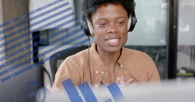 Afro-Amerikan iş adamının ofisindeki veri işleme görüntüsü. Küresel finans, iş, bağlantılar, hesaplama ve veri işleme kavramı dijital olarak oluşturuldu.