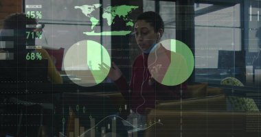 İstatistiksel veriler, yüz maskesi takmayan bir kadının ofisinde görüntülü konuşma yaptığını gösteriyor. küresel finans ve iş teknolojisi kavramı