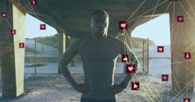 Sayısal simgelerin küresi yorgun Afrika kökenli Amerikalı formda bir adamın koşuya ara vermesine karşı dönüyor. Spor, spor ve teknoloji konsepti