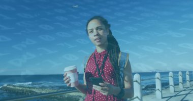 Kahve içen ve gezinti güvertesinde akıllı telefon kullanan bir kadın resmi. Dijital arayüz küresel spor ve performans konsepti dijital olarak oluşturulmuş görüntü.