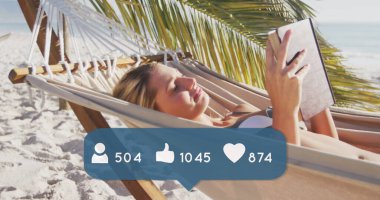 Sahilde kitap okuyan kadın yerine ikonları ve numaraları seven insanların olduğu bir konuşma balonu. dijital arayüz, sosyal medya ve küresel ağ konsepti dijital olarak oluşturulmuş görüntü.