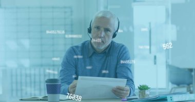 Ofiste evrak işleri yapan bir adamla yüzen rakamlar. Dijital arayüz ve küresel iş, dijital olarak oluşturulmuş görüntü