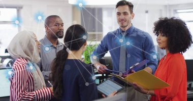 Ofisteki çeşitli iş adamları üzerinde çalışan bağlantıların ve veri işlemenin resmi. Küresel ağlar, işletmeler, finansmanlar, hesaplama ve veri işleme kavramı dijital olarak oluşturuldu.