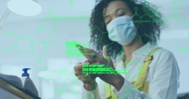 Ofisteki yüz maskesi takan kadınla istatistikleri gösteren dijital arayüz görüntüsü. Coronavirus covid 19 salgını sırasında sağlık ve koruma dijital olarak üretilen görüntü