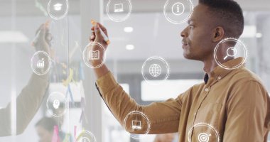 Beyaz tahtaya yazı yazan Afro-Amerikan iş adamı simgeleriyle finansal verilerin görüntüsü. Küresel iş, finans, hesaplama ve veri işleme kavramı dijital olarak oluşturulmuş görüntü.