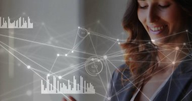 Tablet kullanan Kafkas iş kadını üzerinden bağlantı ağı görüntüsü. Küresel iş, bağlantılar, hesaplama ve veri işleme kavramı dijital olarak oluşturulmuş resim.