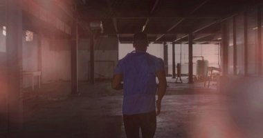 Terk edilmiş bir binada koşan bir adamın rengarenk görüntüsü. Dijital arayüz küresel spor ve performans konsepti dijital olarak oluşturulmuş görüntü.